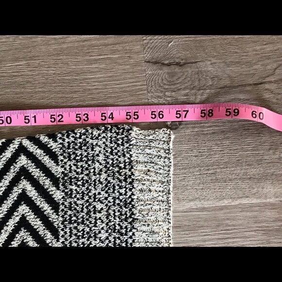 5/$25 Boutique Patterned Cape - Picture 4 of 5